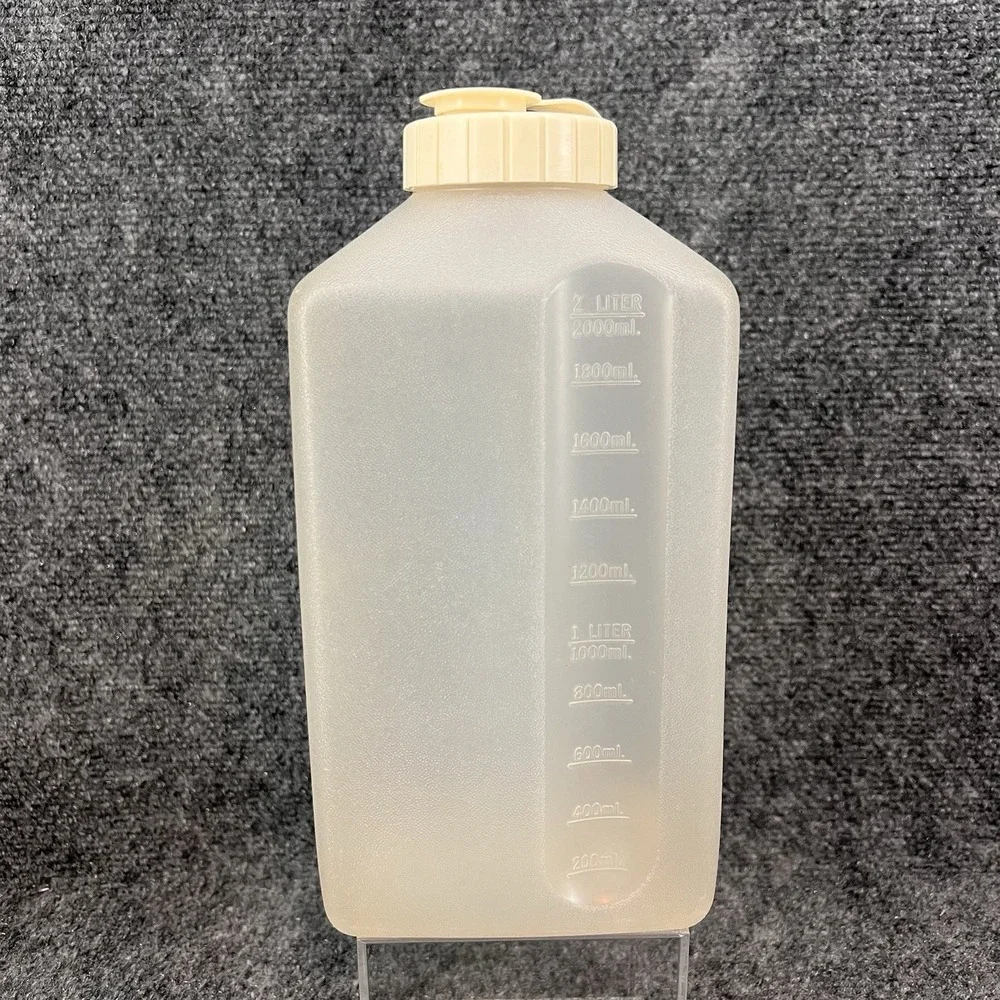 Rubbermaid Vintage Servin' Saver 2 Qt Drink Container Jug Flip Top Lid Almond